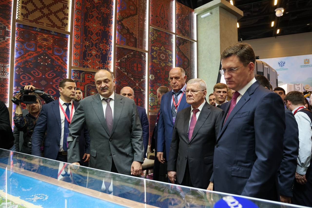 Александр Новак посетил стенд Дагестана на КИФ 2025