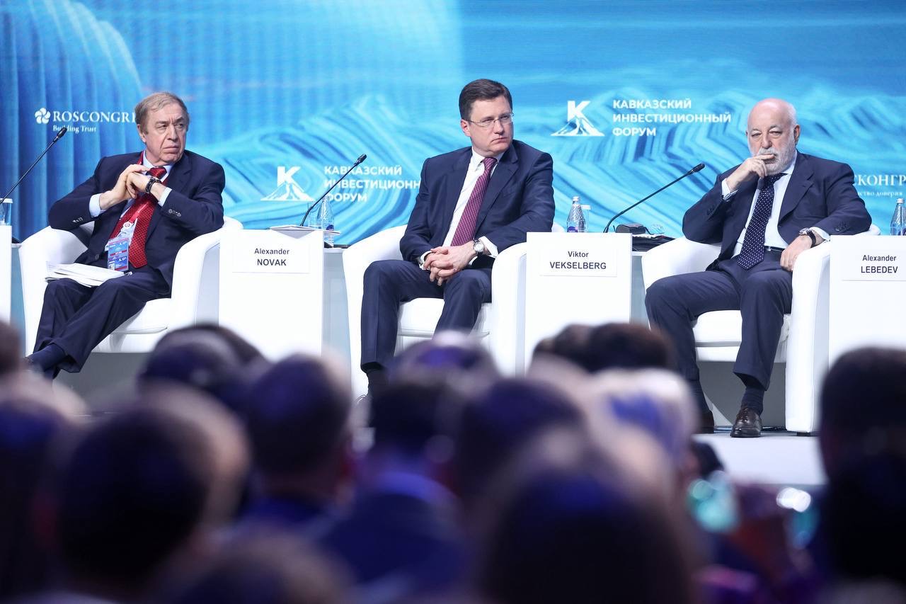 Александр Новак посетил стенд Дагестана на КИФ 2025