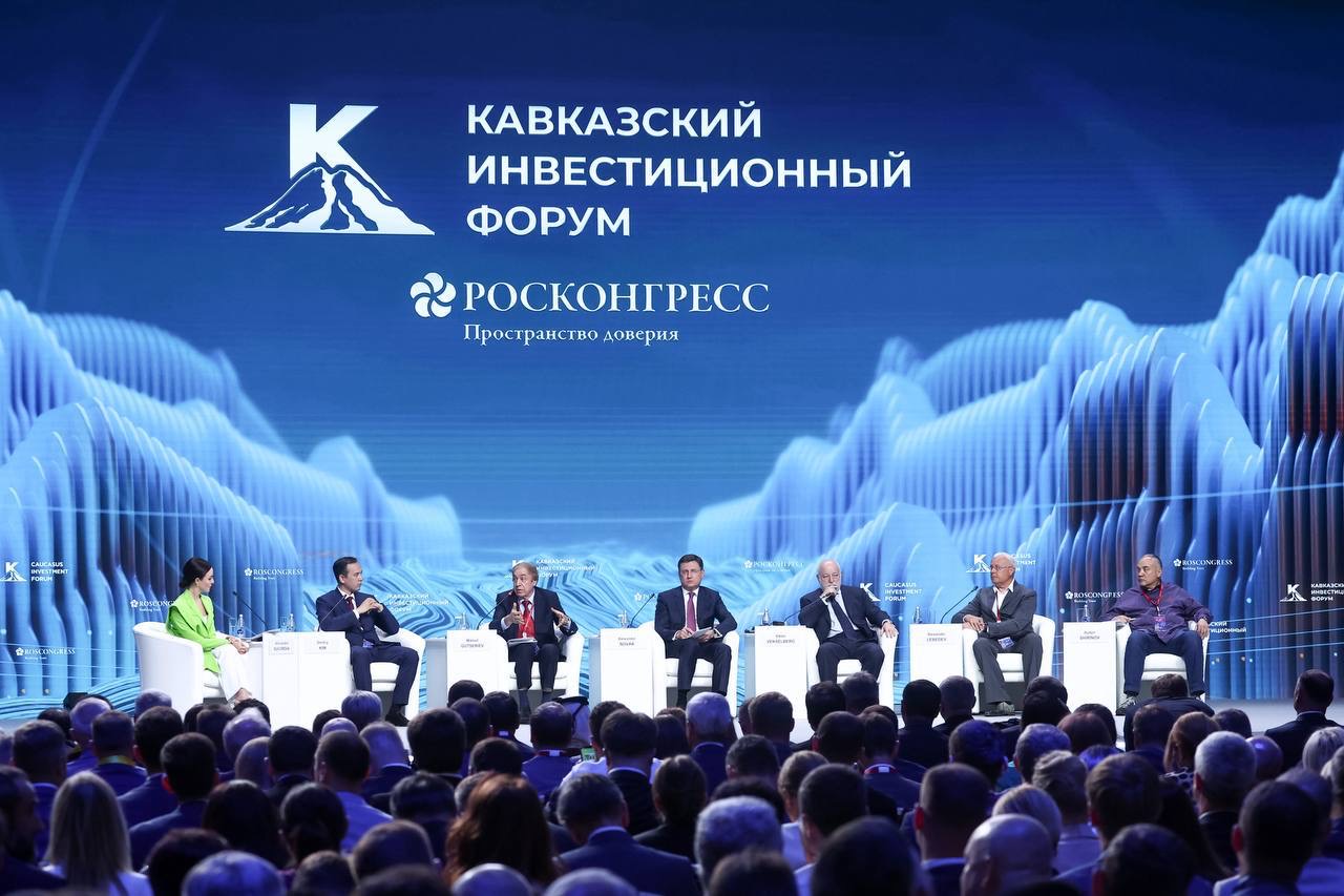 Александр Новак посетил стенд Дагестана на КИФ 2025