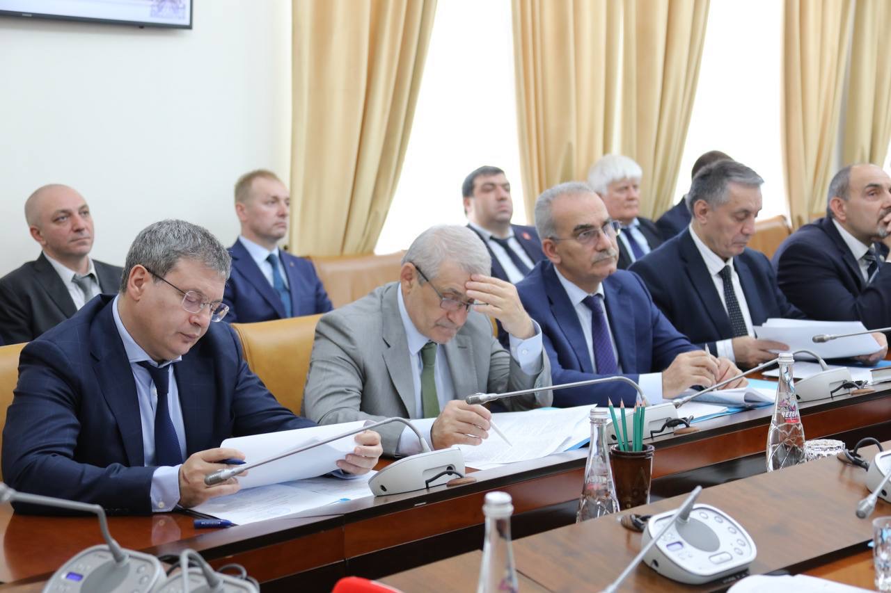 Премьер Дагестана поручил своевременно завершить все мероприятия по замене ветхих сетей и ремонту котельных к началу ОЗП