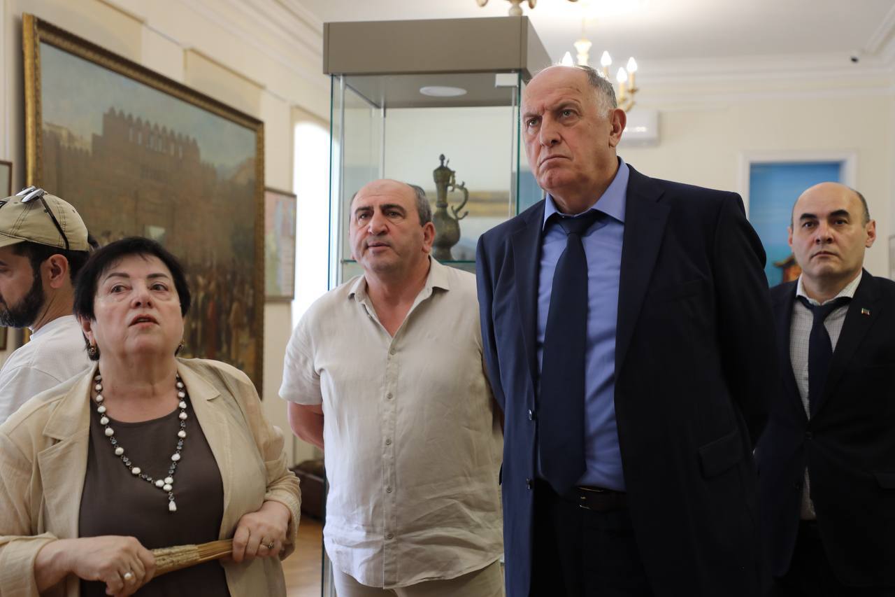 Абдулмуслим Абдулмуслимов поздравил музей им. А.Тахо-Годи со 100-летием со дня образования