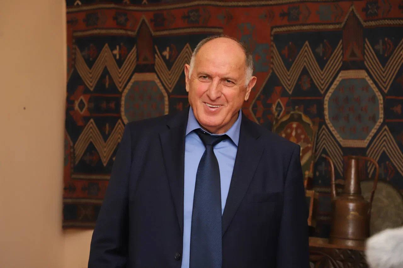 Абдулмуслим Абдулмуслимов поздравил музей им. А.Тахо-Годи со 100-летием со дня образования