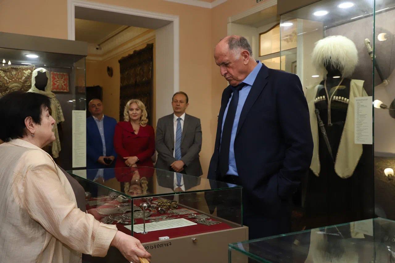 Абдулмуслим Абдулмуслимов поздравил музей им. А.Тахо-Годи со 100-летием со дня образования