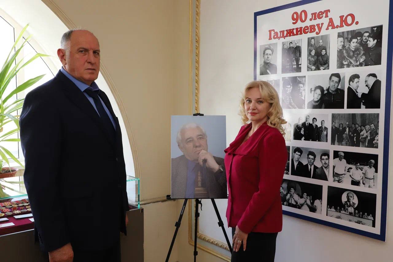 Абдулмуслим Абдулмуслимов поздравил музей им. А.Тахо-Годи со 100-летием со дня образования
