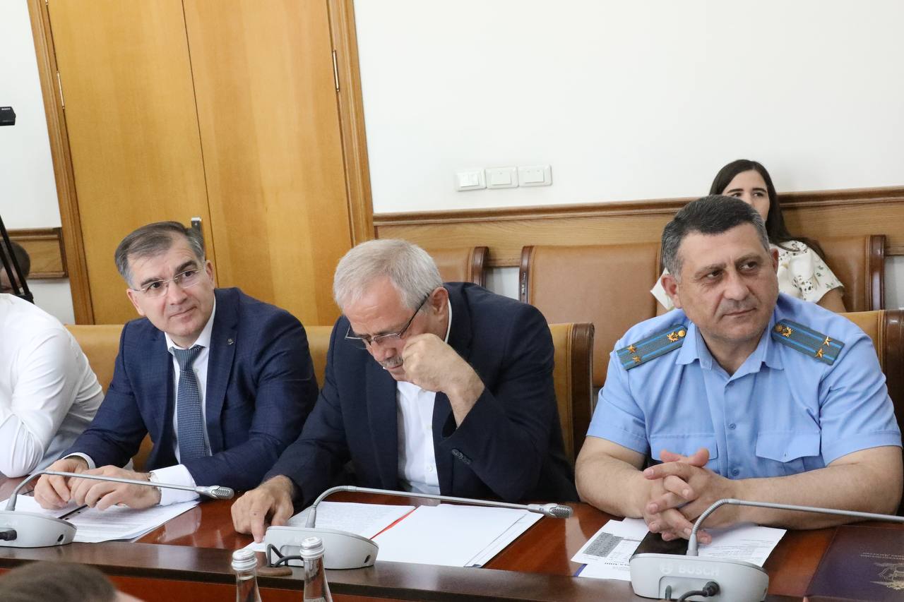 Абдулмуслим Абдулмуслимов провел заседание Правительственной комиссии РД по обеспечению БДД