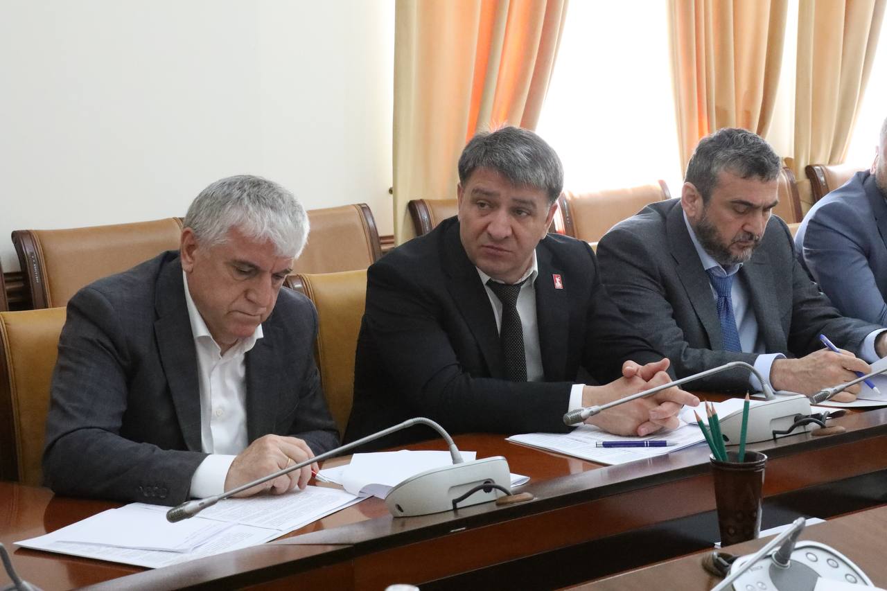 Абдулмуслим Абдулмуслимов провел заседание Правительственной комиссии РД по обеспечению БДД