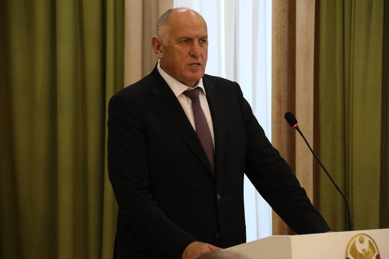 Абдулмуслим Абдулмуслимов вручил награды 32-м семьям, состоящим в браке более четверти века
