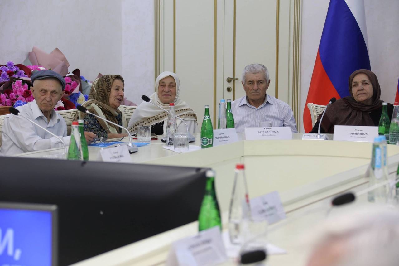 Абдулмуслим Абдулмуслимов вручил награды 32-м семьям, состоящим в браке более четверти века
