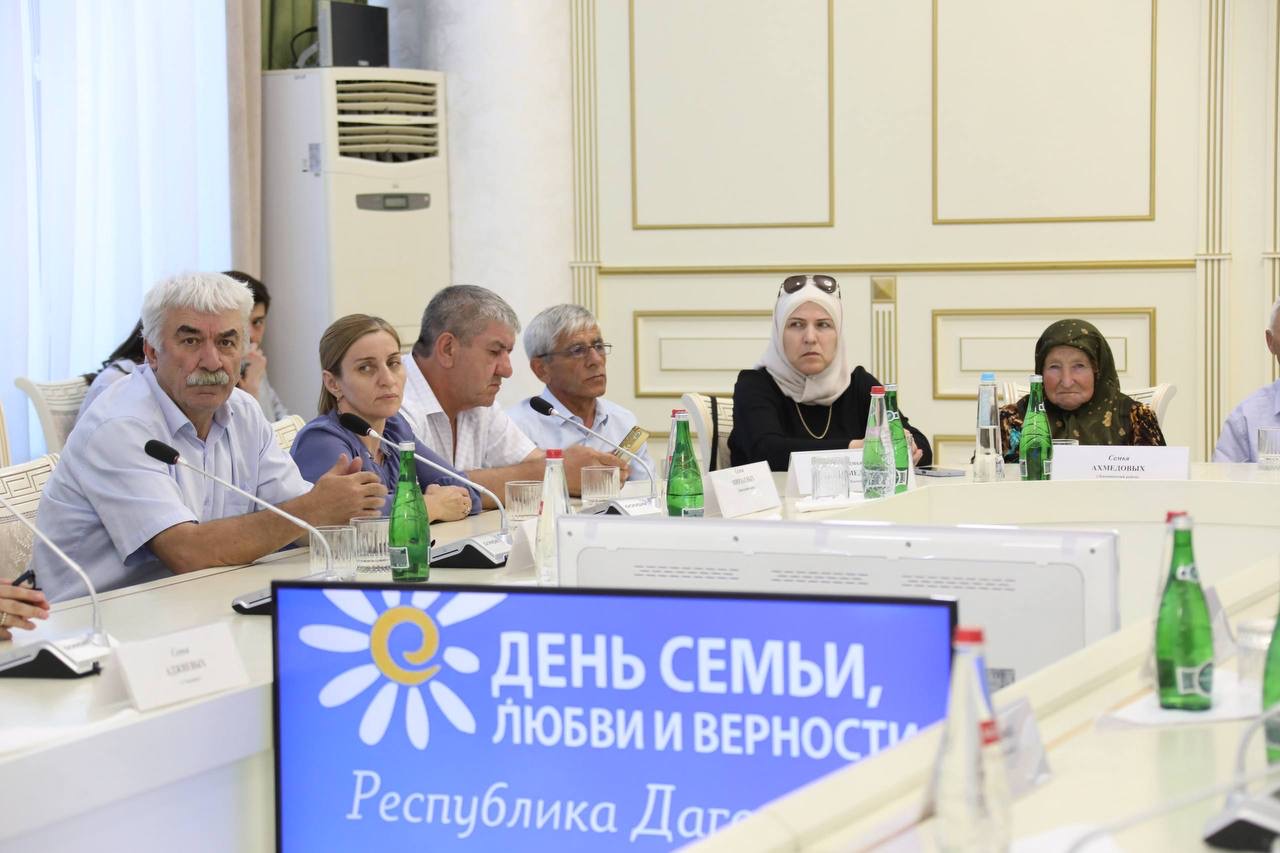 Абдулмуслим Абдулмуслимов вручил награды 32-м семьям, состоящим в браке более четверти века