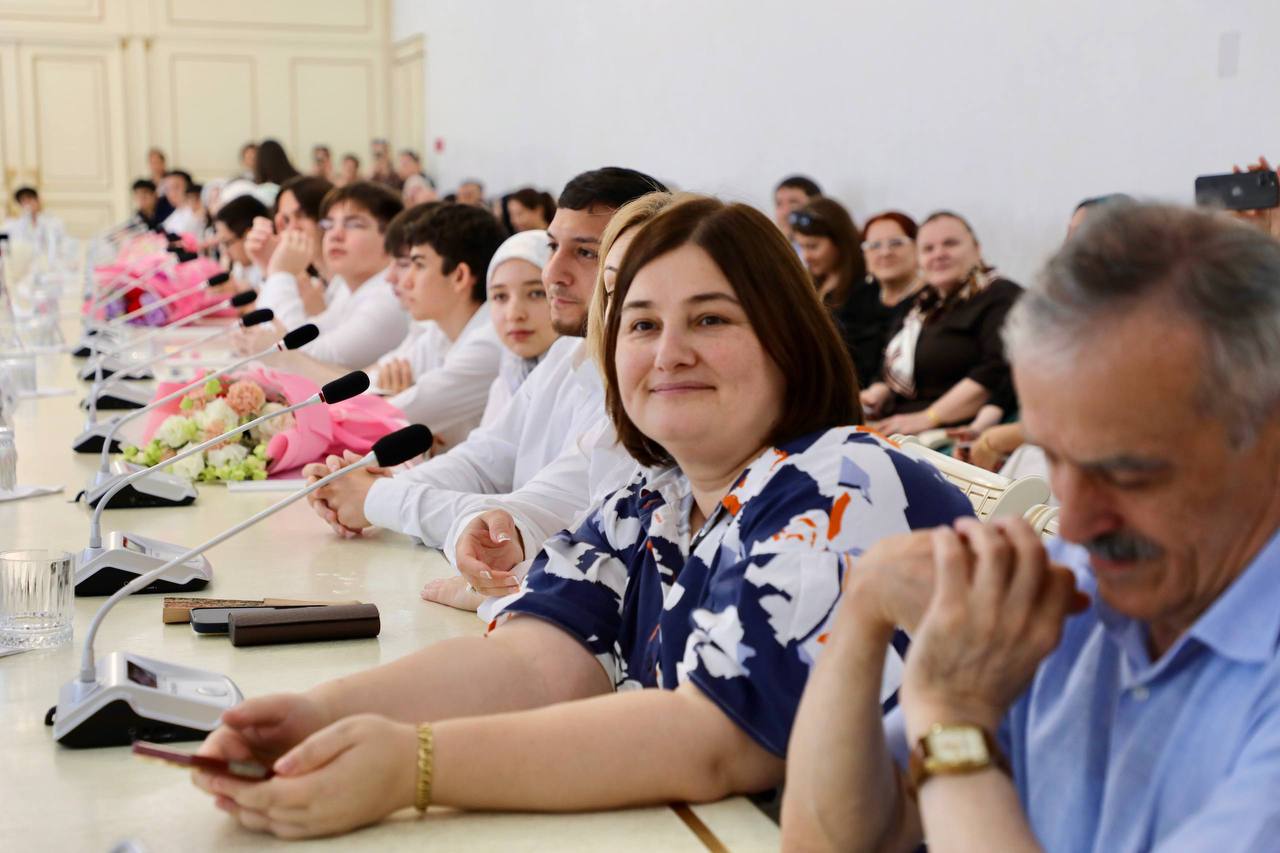 Абдулмуслим Абдулмуслимов вручил денежные сертификаты 51 школьнику с особыми образовательными результатами