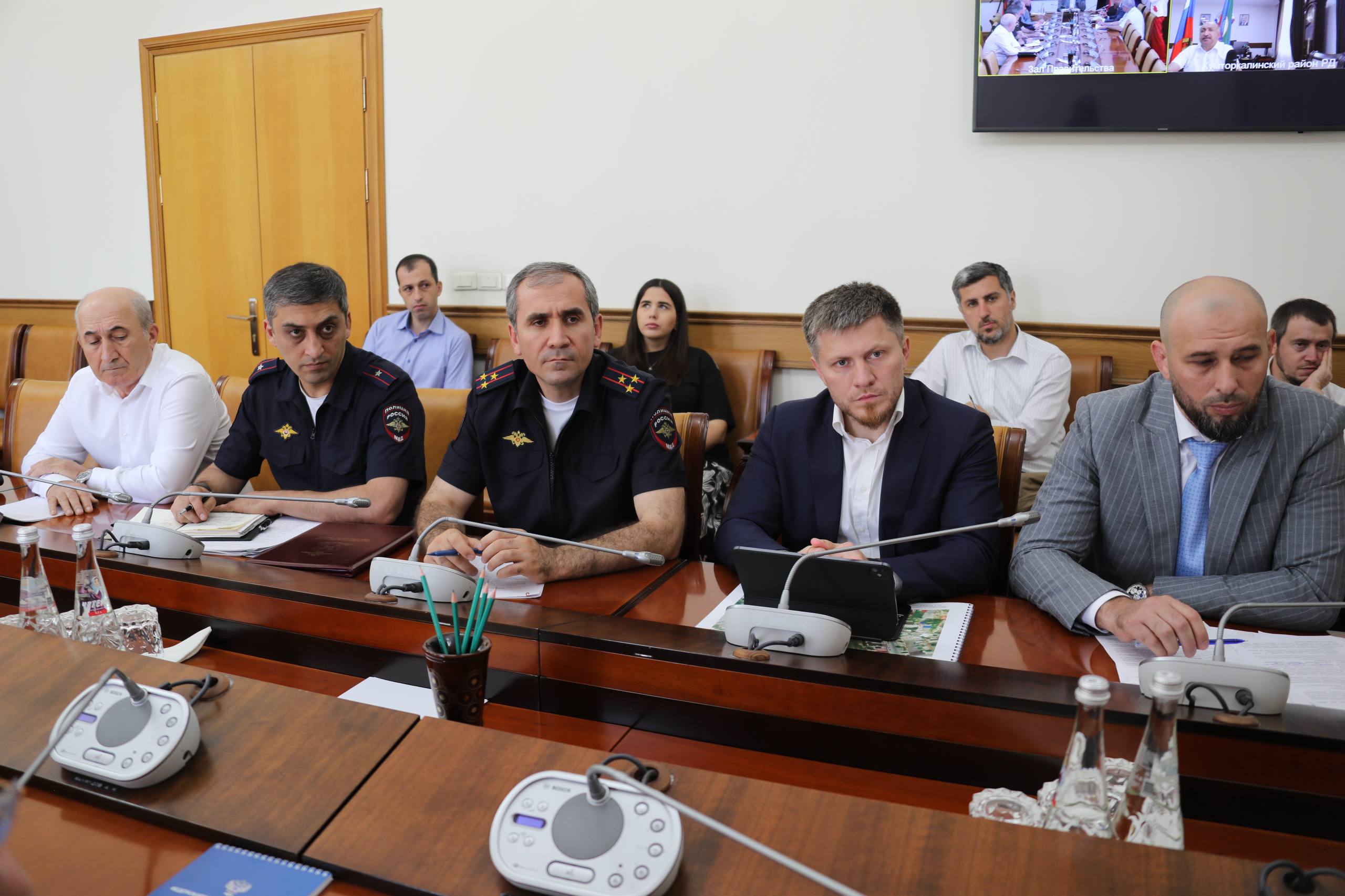 Продолжается подготовка к переустройству под 4 полосы проезжей части дороги в районе ж/д переезда в поселке Тюбе