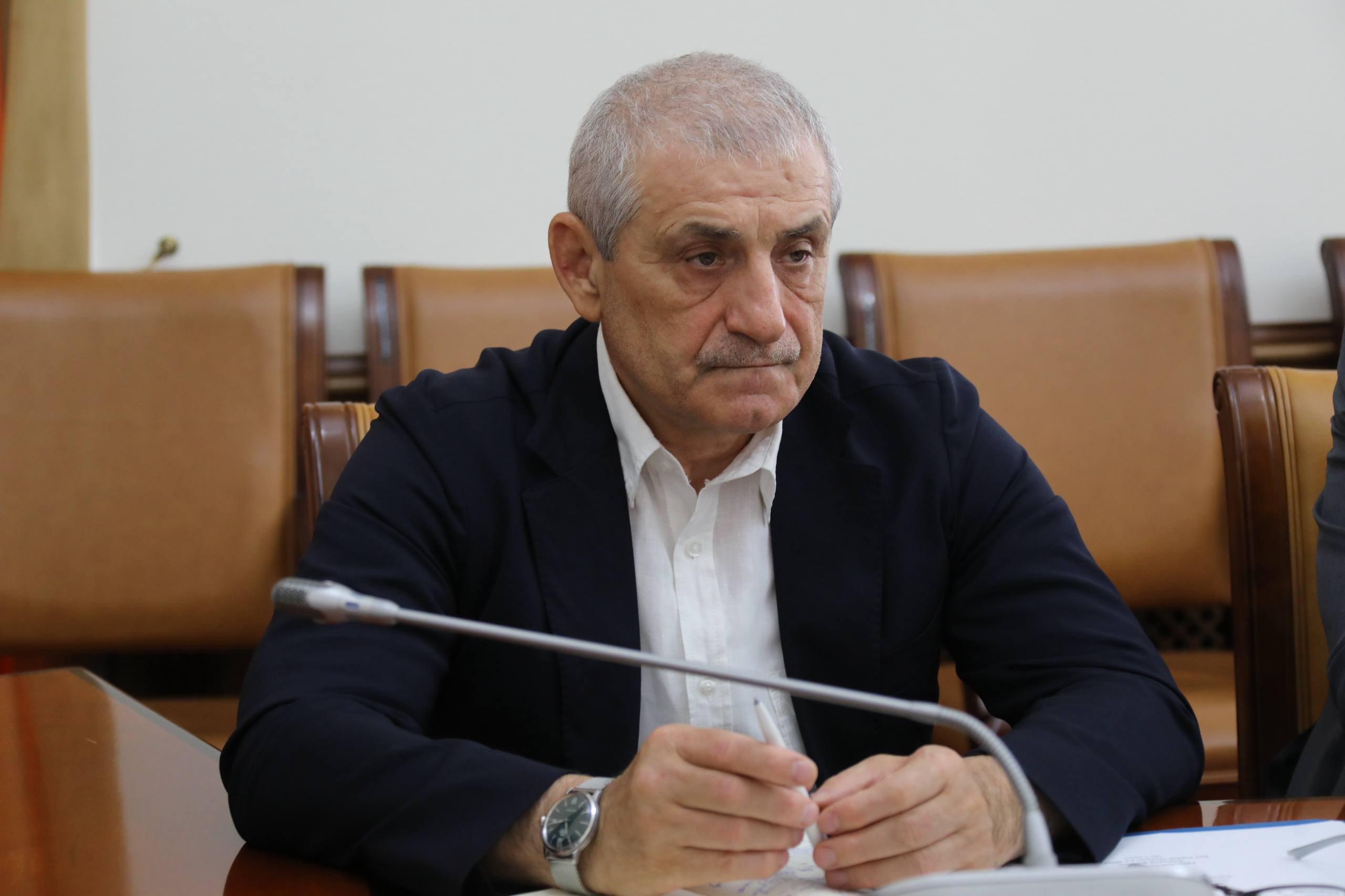 Продолжается подготовка к переустройству под 4 полосы проезжей части дороги в районе ж/д переезда в поселке Тюбе
