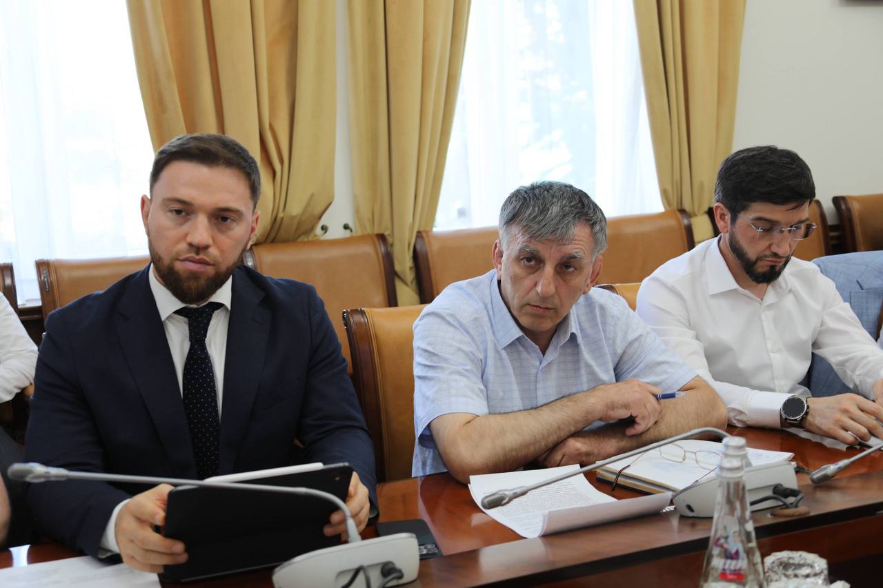 Абдулмуслим Абдулмуслимов провел совещание по актуальным для республики вопросам