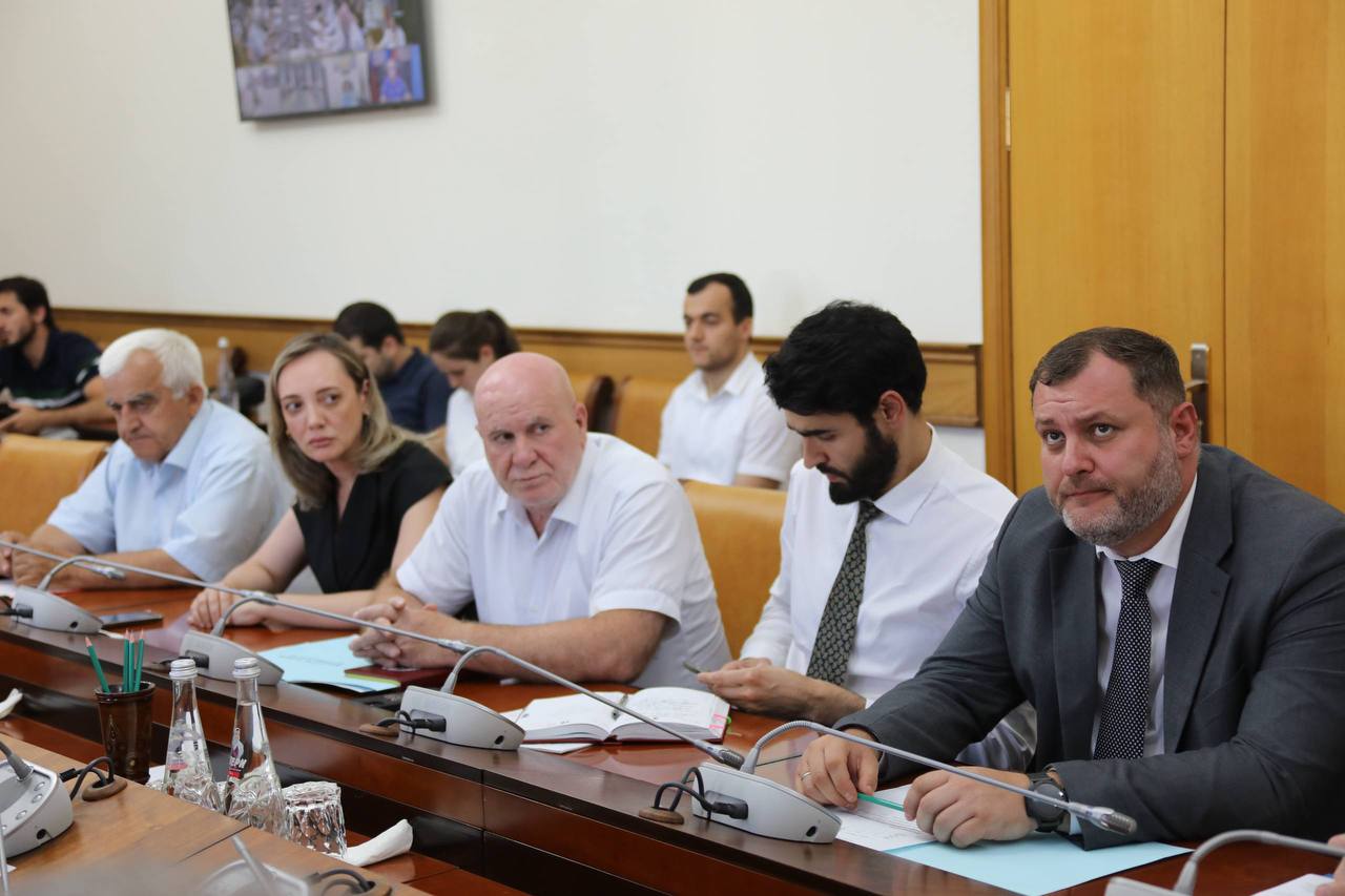 Абдулмуслим Абдулмуслимов провел совещание по актуальным для республики вопросам