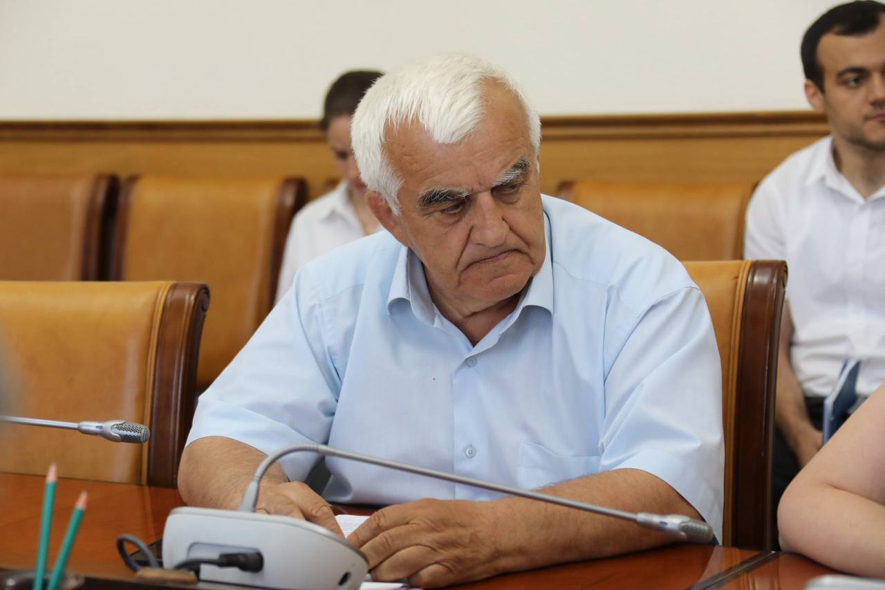 Абдулмуслим Абдулмуслимов провел совещание по актуальным для республики вопросам