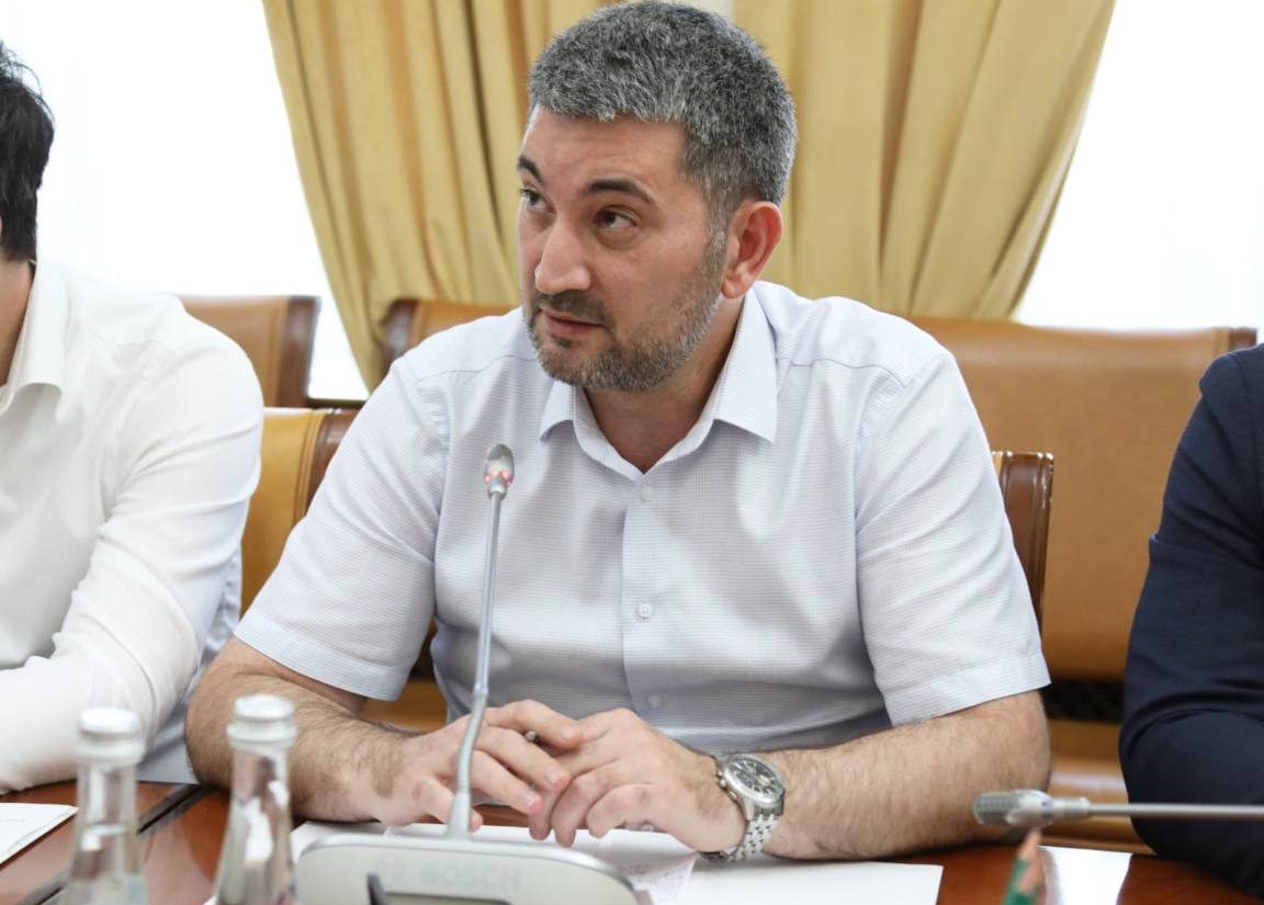 Абдулмуслим Абдулмуслимов провел совещание по актуальным для республики вопросам