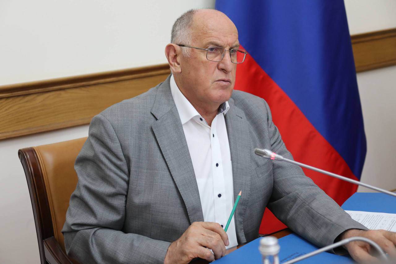 Абдулмуслим Абдулмуслимов провел совещание по актуальным для республики вопросам