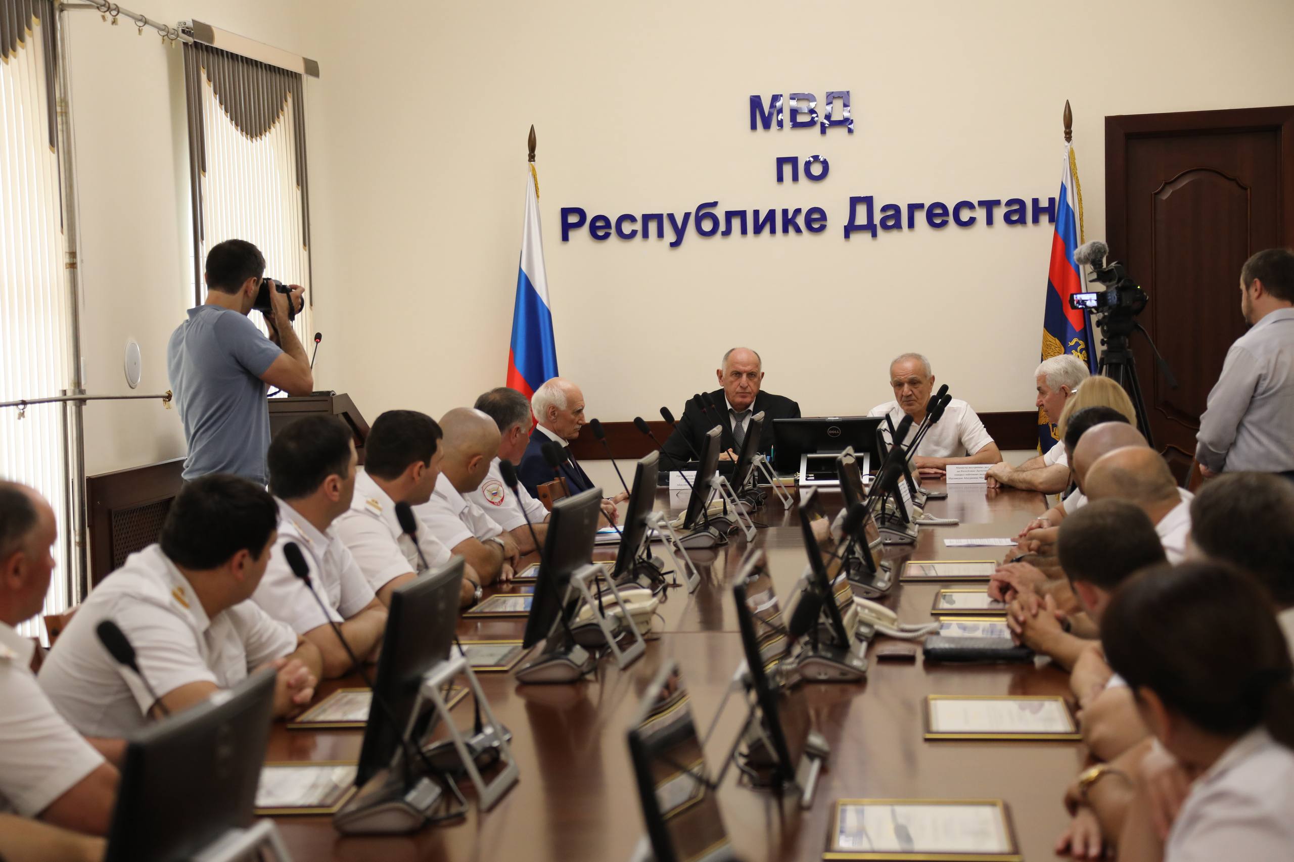 Абдулмуслим Абдулмуслимов вручил награды сотрудникам МВД Дагестана