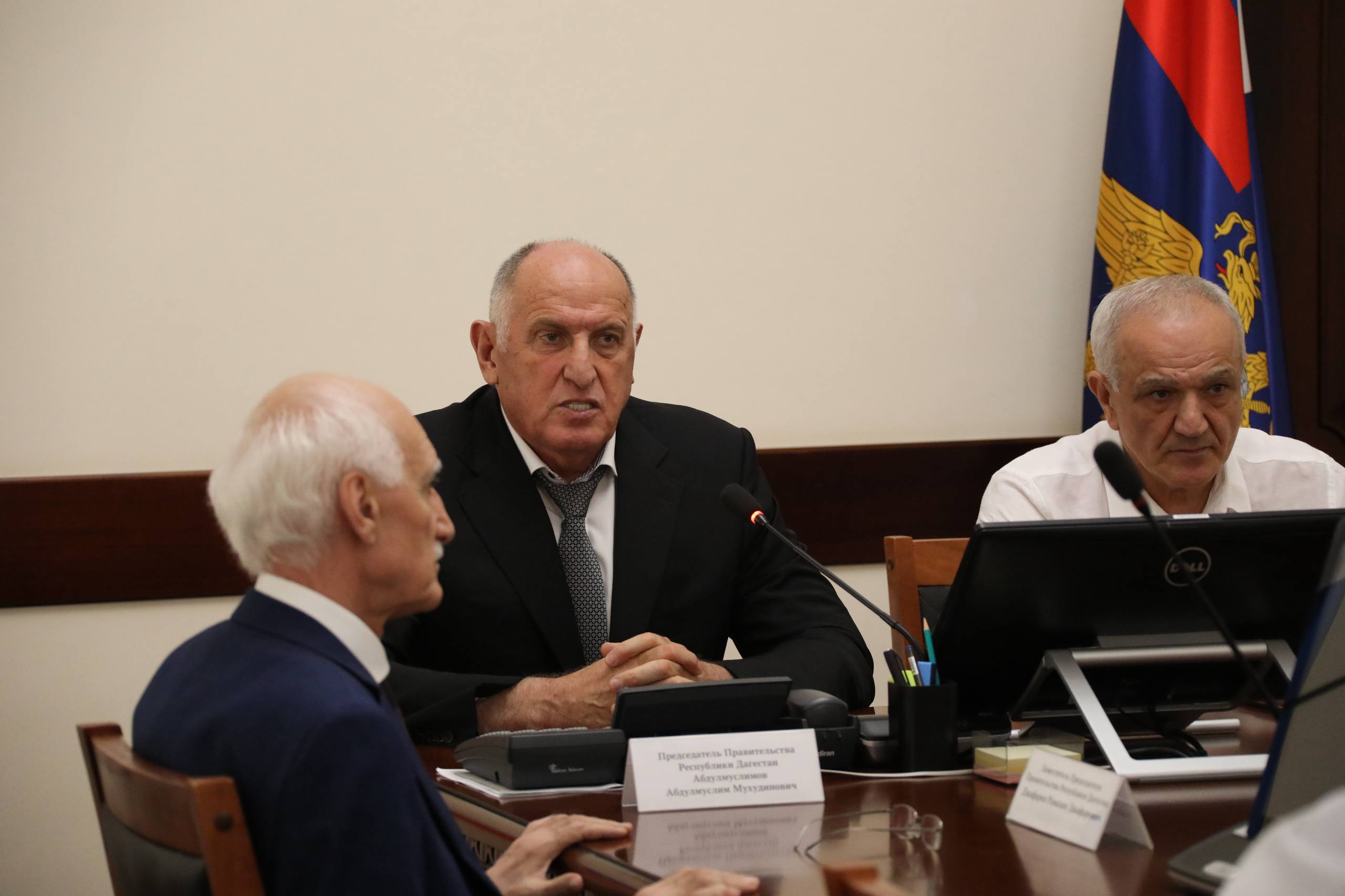 Абдулмуслим Абдулмуслимов вручил награды сотрудникам МВД Дагестана