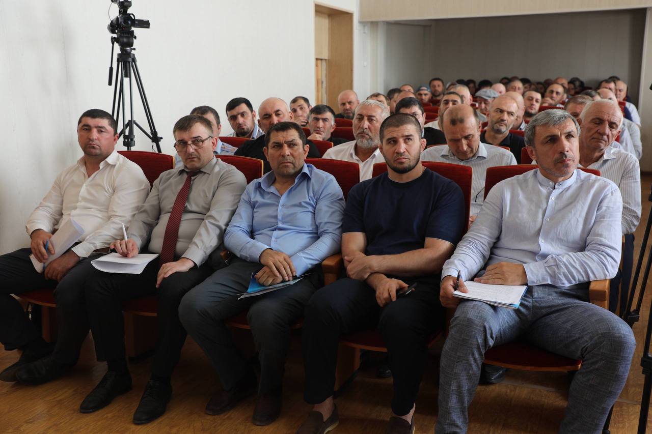 Абдулмуслим Абдулмуслимов провел выездное совещание по социально-экономическому развитию Тляратинского района