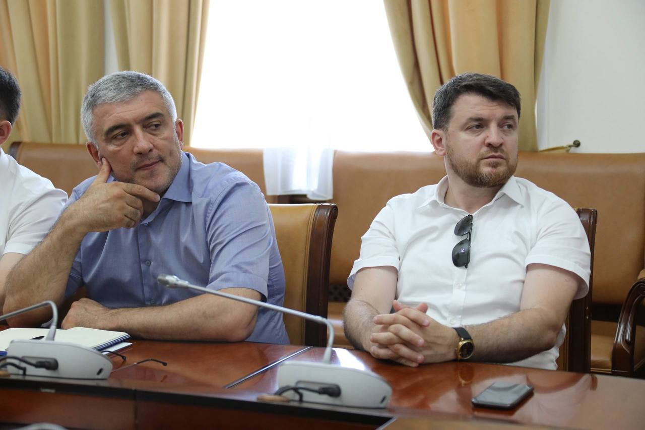 Ликвидацию последствий происшествия в столичном МКД по ул. Гапцахская обсудили в Правительстве Дагестана