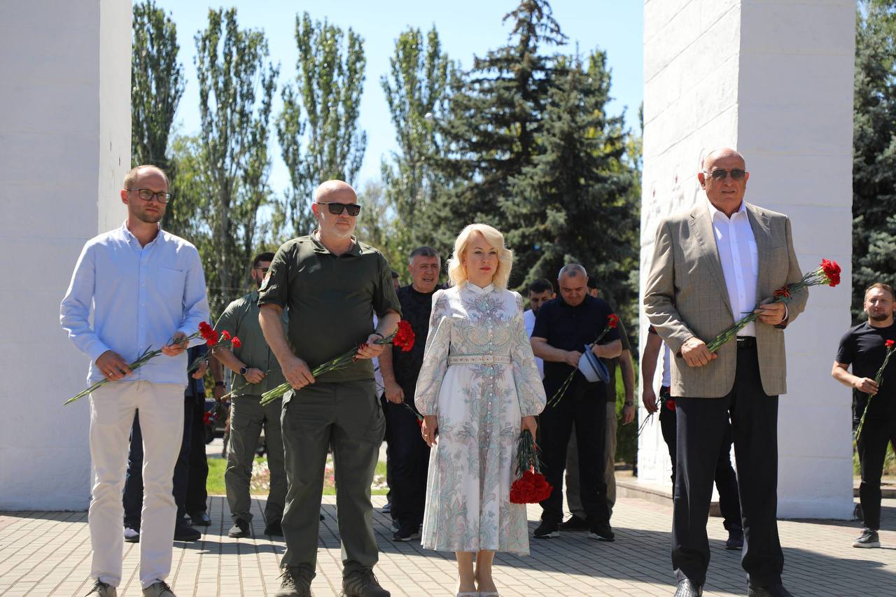 Делегация Дагестана возложила цветы к мемориалу «Братское кладбище» в Мелитополе