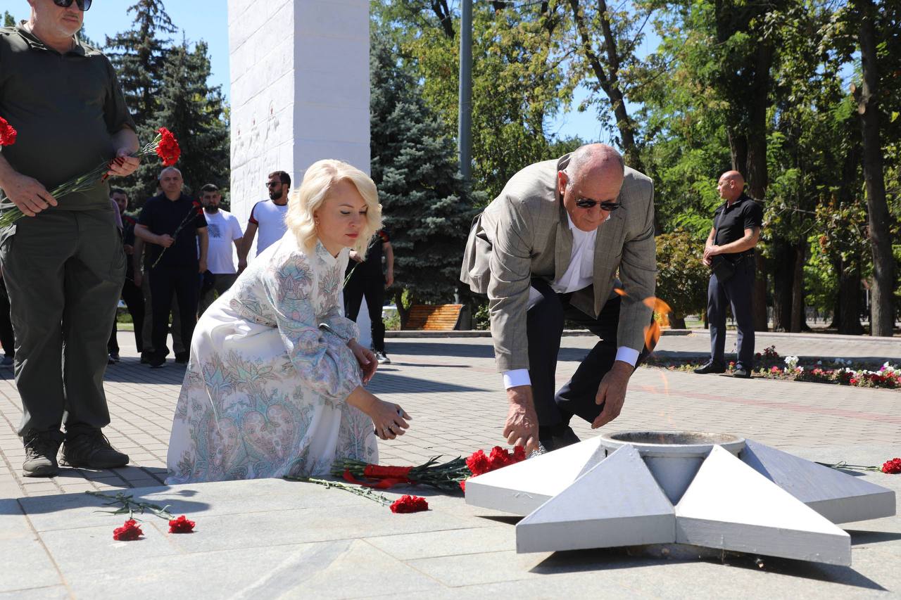 Делегация Дагестана возложила цветы к мемориалу «Братское кладбище» в Мелитополе