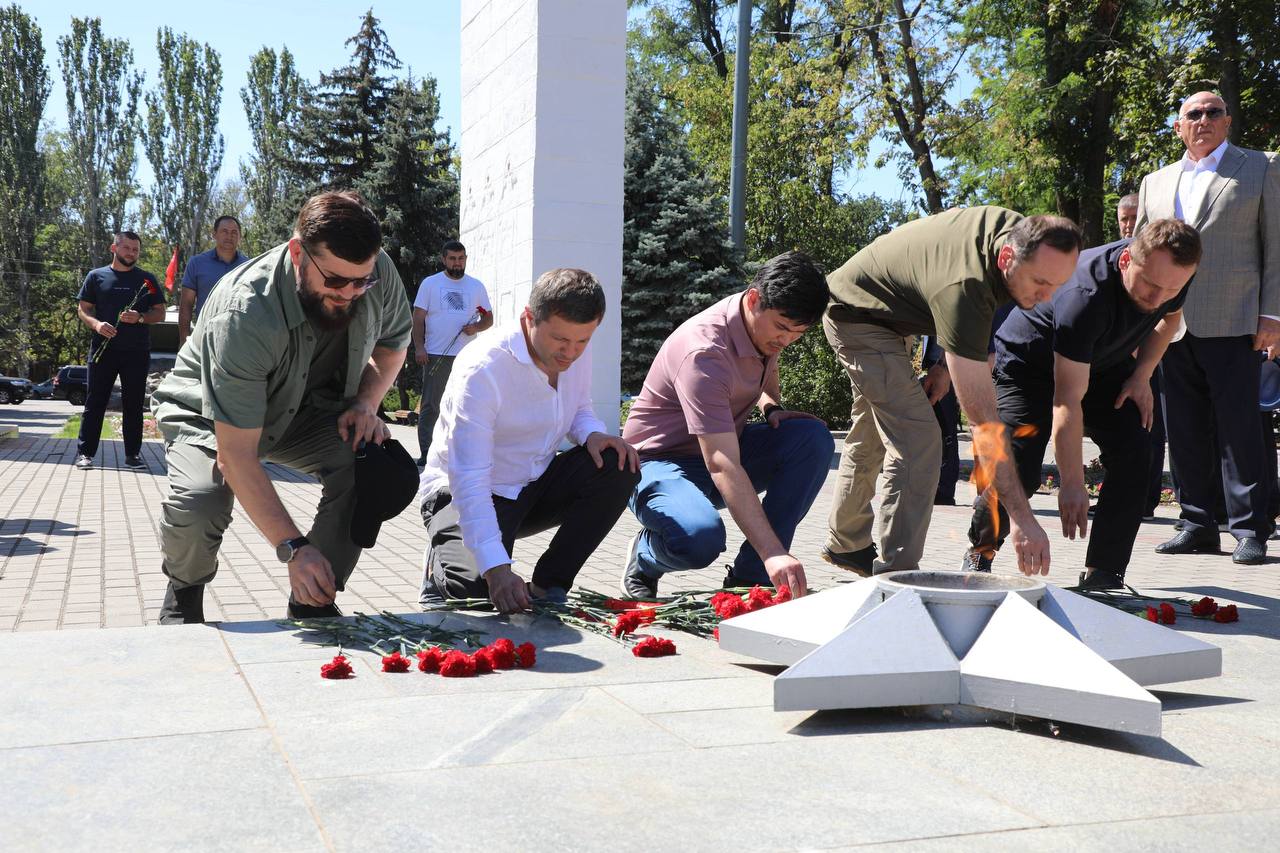 Делегация Дагестана возложила цветы к мемориалу «Братское кладбище» в Мелитополе