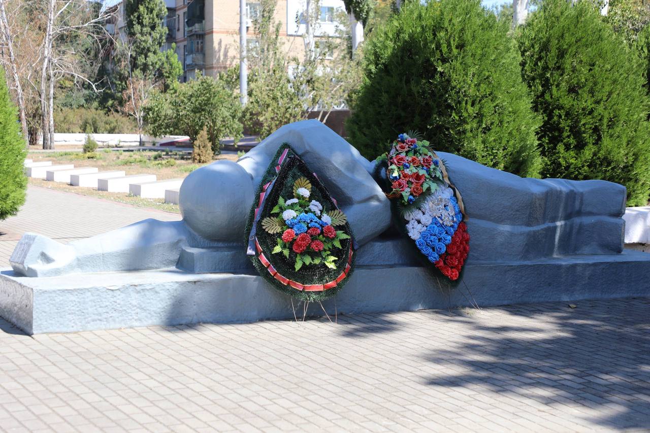 Делегация Дагестана возложила цветы к мемориалу «Братское кладбище» в Мелитополе