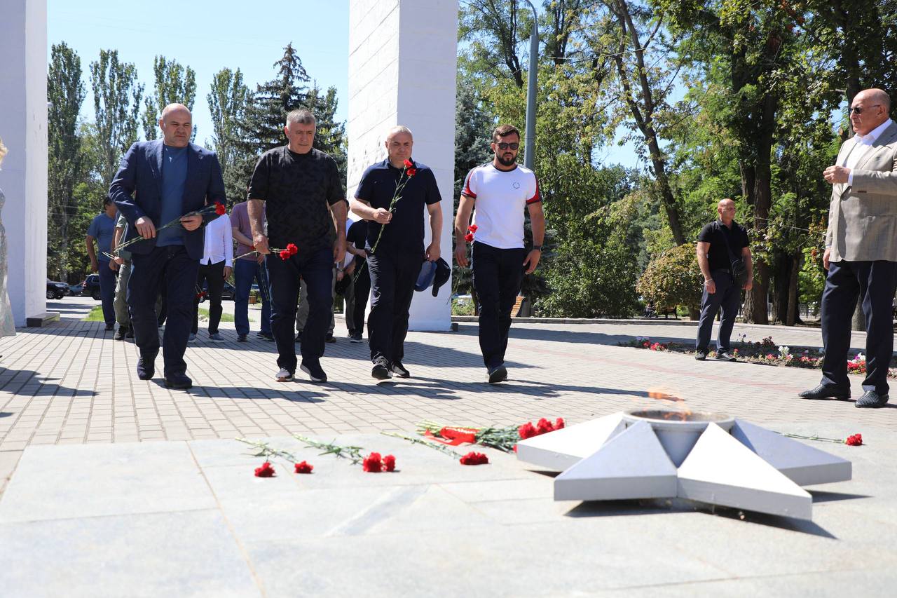 Делегация Дагестана возложила цветы к мемориалу «Братское кладбище» в Мелитополе