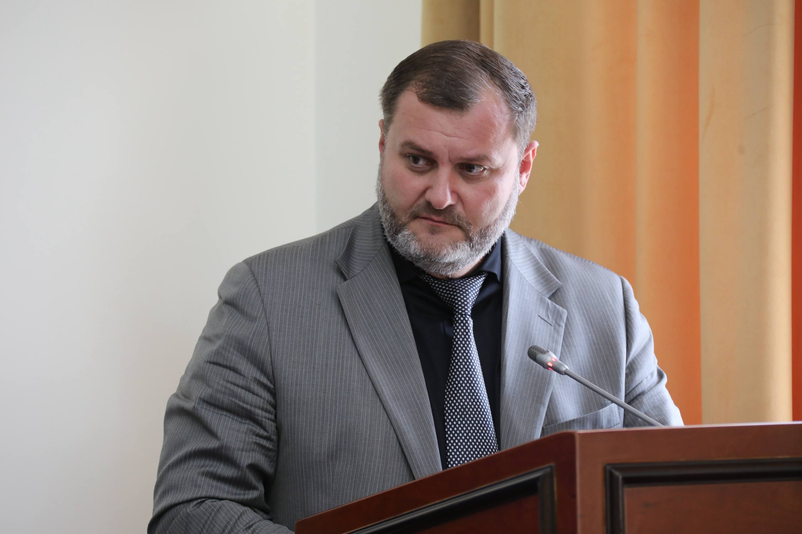 Абдулмуслим Абдулмуслимов встретился с главврачами медучреждений, имеющих крупные задолженности