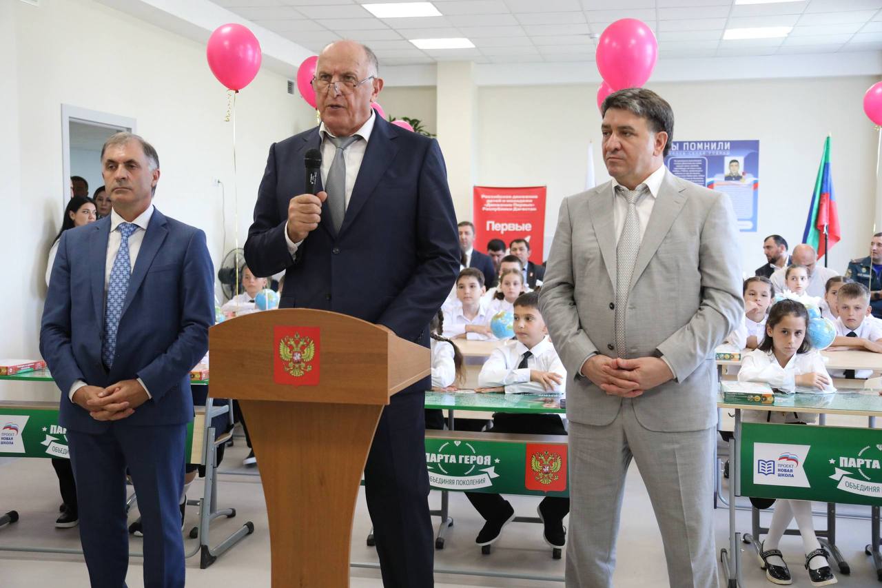Абдулмуслим Абдулмуслимов открыл новую школу на 604 ученических мест в поселке Шамхал