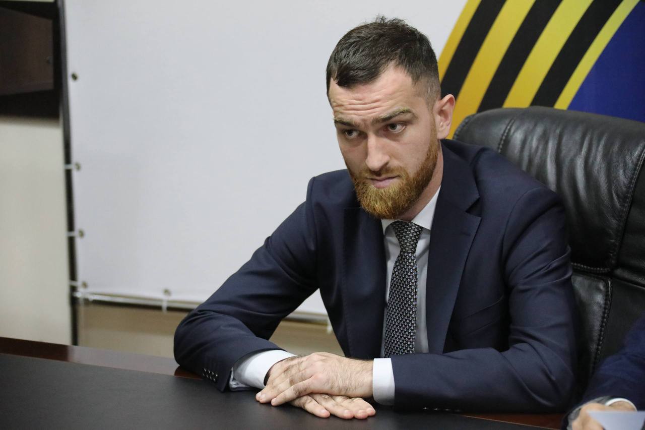 Рамазан Джафаров представил коллективу Миннаца Дагестана нового руководителя – Героя России Темирлана Абуталимова