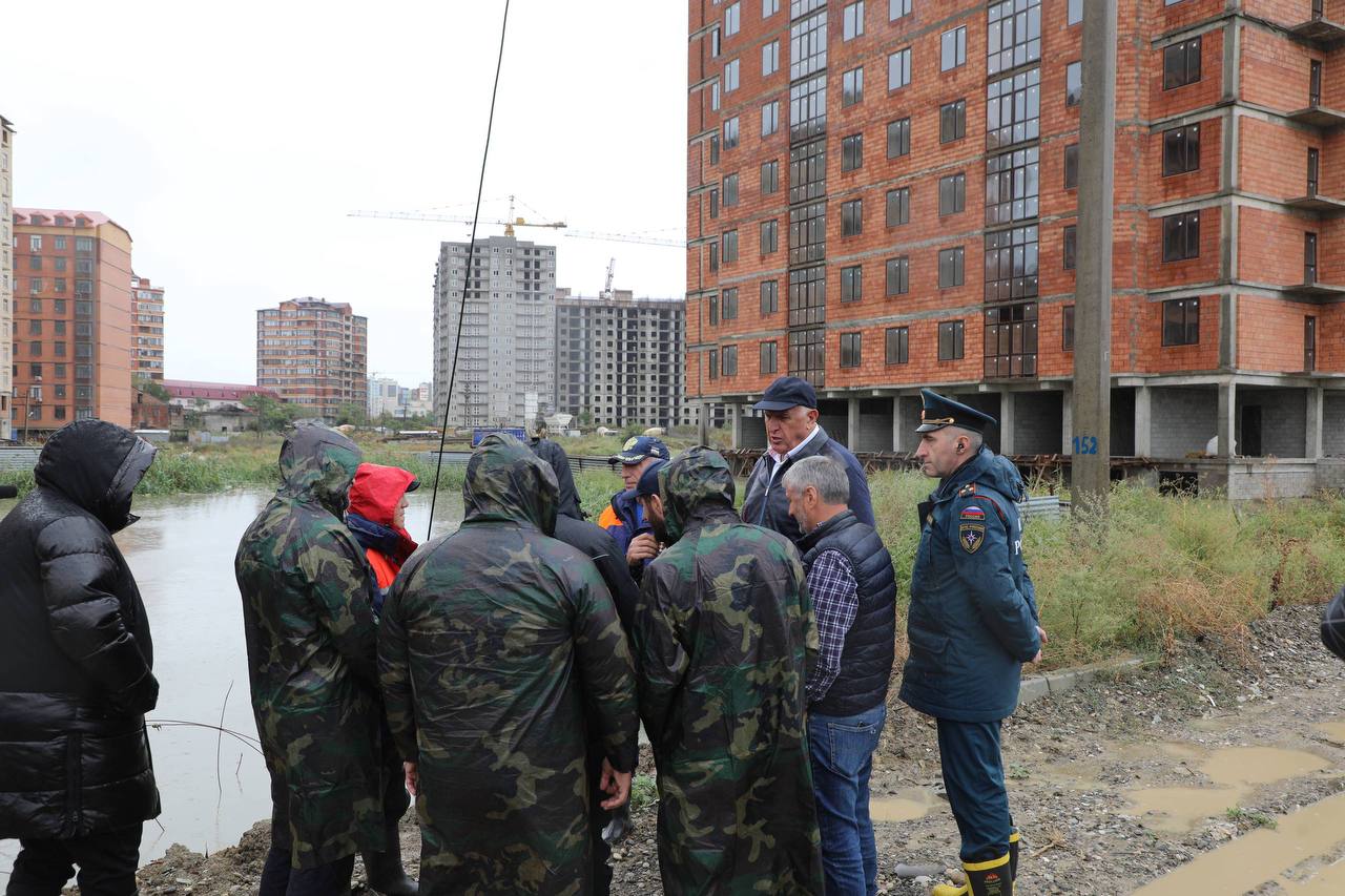 Спецтехника привлечена для откачивания воды с подстанции «Приморская» и прилегающих территорий в Махачкале