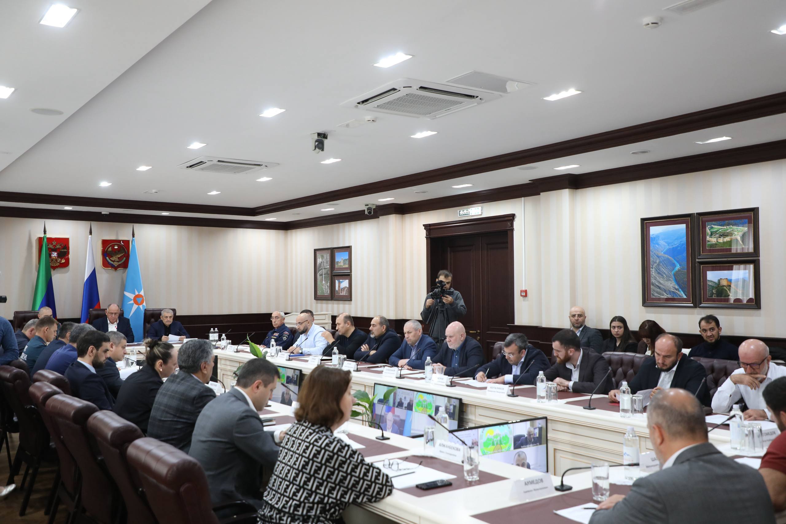 Свыше 120 специалистов и 45 единиц техники системы РСЧС привлечены к работам по устранению последствий ливня в Дагестане
