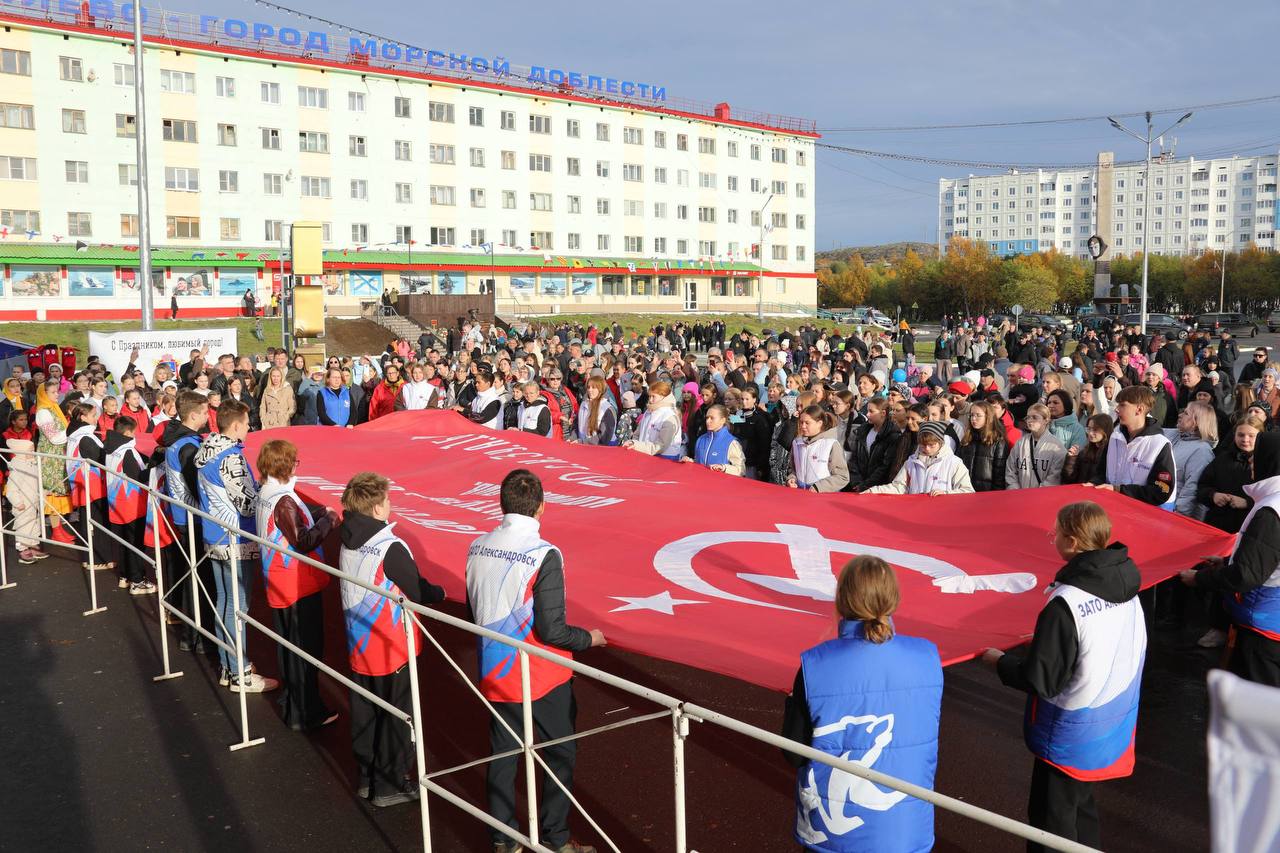 В г.Гаджиево Мурманской области открыли памятник легендарному моряку-подводнику Магомету Гаджиеву