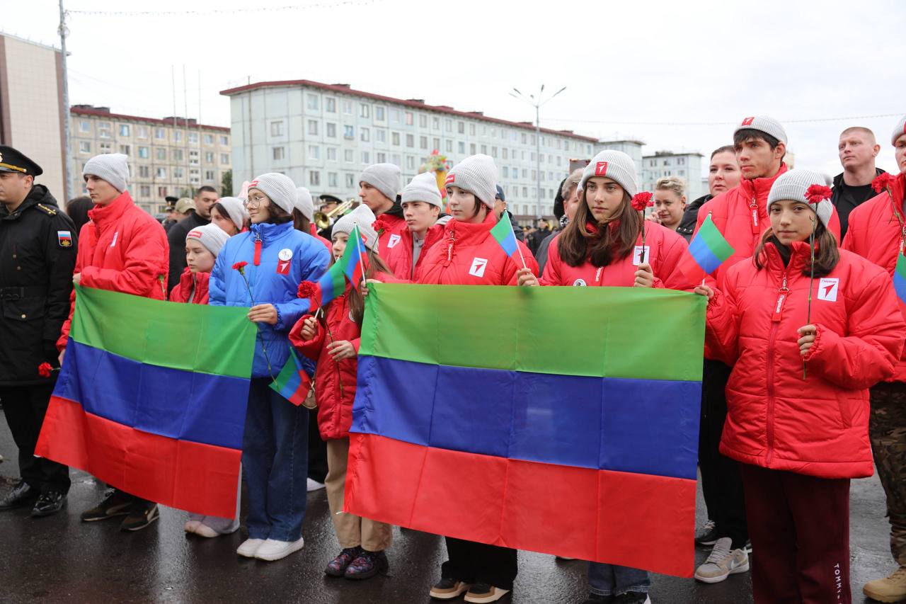 В г.Гаджиево Мурманской области открыли памятник легендарному моряку-подводнику Магомету Гаджиеву