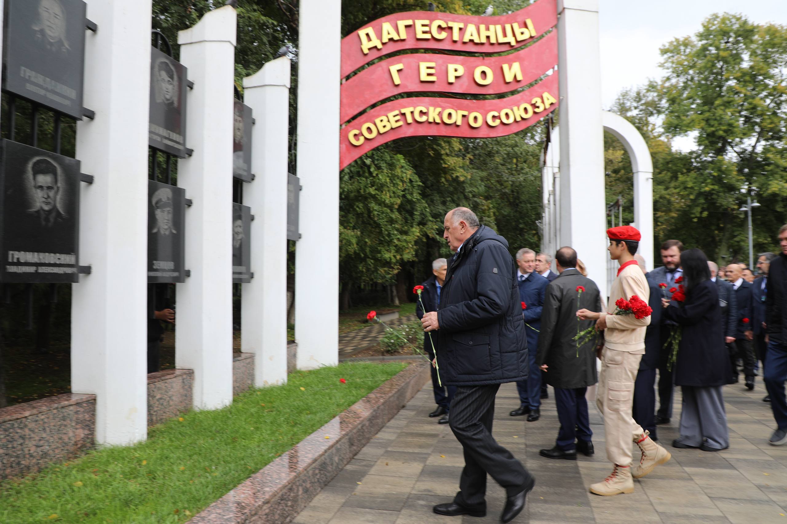 Участники международного горного форума возложили цветы к памятнику Воину-освободителю в Махачкале