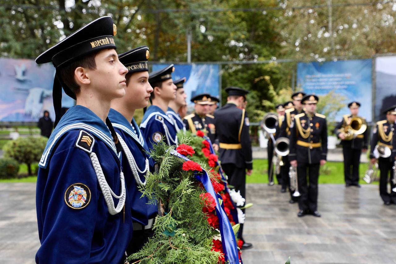 Участники международного горного форума возложили цветы к памятнику Воину-освободителю в Махачкале