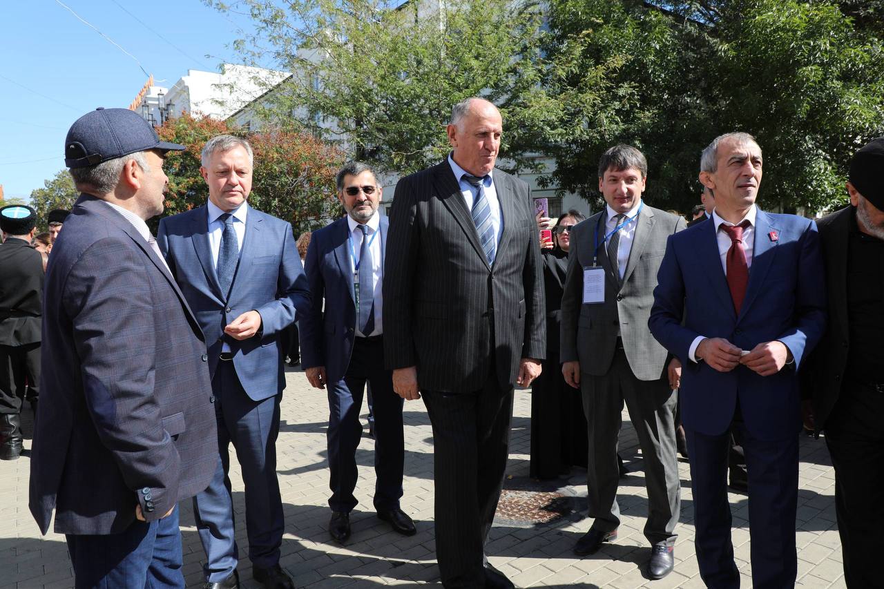 Абдулмуслим Абдулмуслимов посетил выставку-ярмарку в рамках горного форума в Махачкале