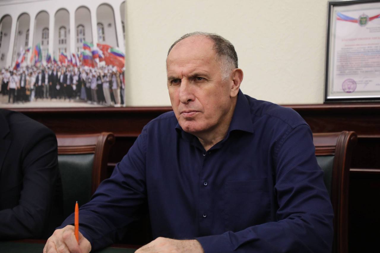 Абдулмуслим Абдулмуслимов провёл встречу с военнослужащими