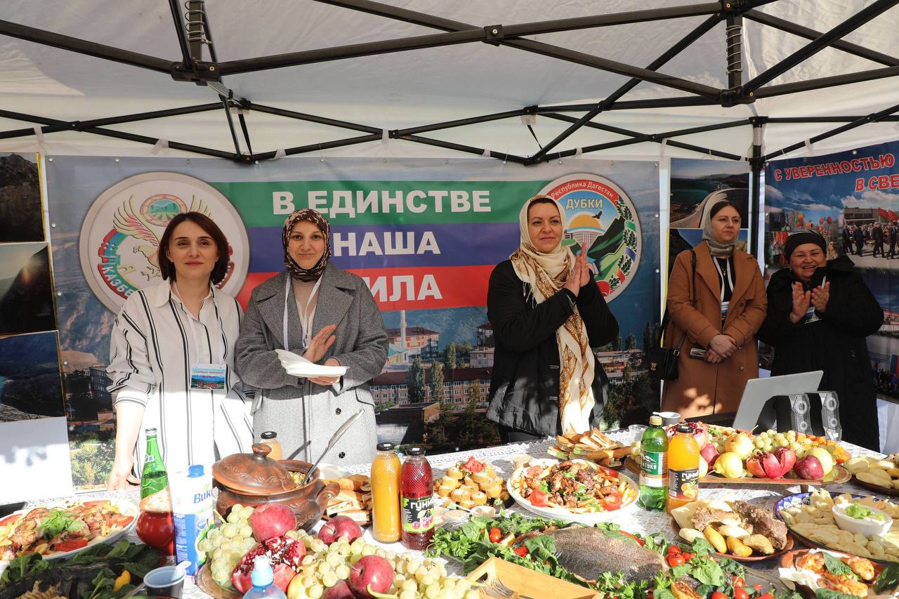 Абдулмуслим Абдулмуслимов посетил национальные подворья Казбековского района