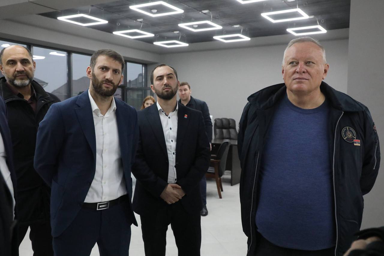 Абдулмуслим Абдулмуслимов осмотрел площадку будущего Ситуационного центра в Каспийске