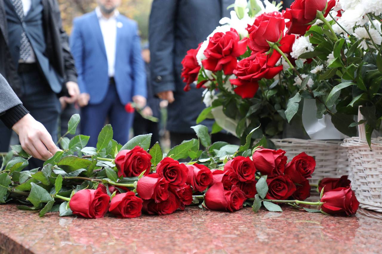 Абдулмуслим Абдулмуслимов возложил цветы к памятнику Героя России Магомеда Нурбагандова