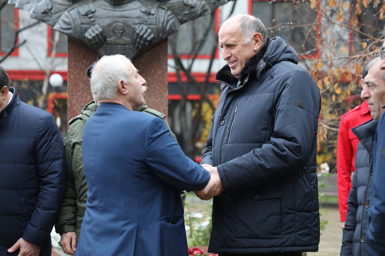Абдулмуслим Абдулмуслимов возложил цветы к памятнику Героя России Магомеда Нурбагандова