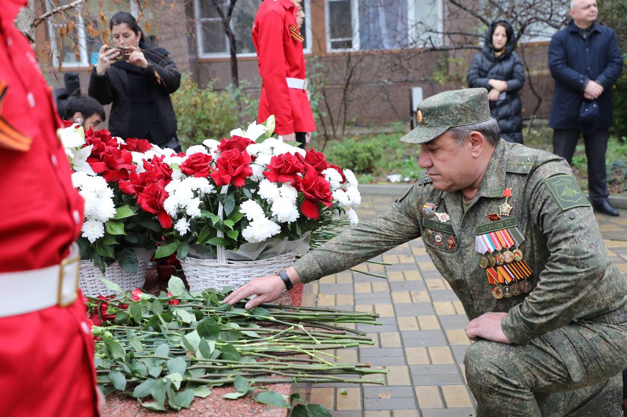Абдулмуслим Абдулмуслимов возложил цветы к памятнику Героя России Магомеда Нурбагандова