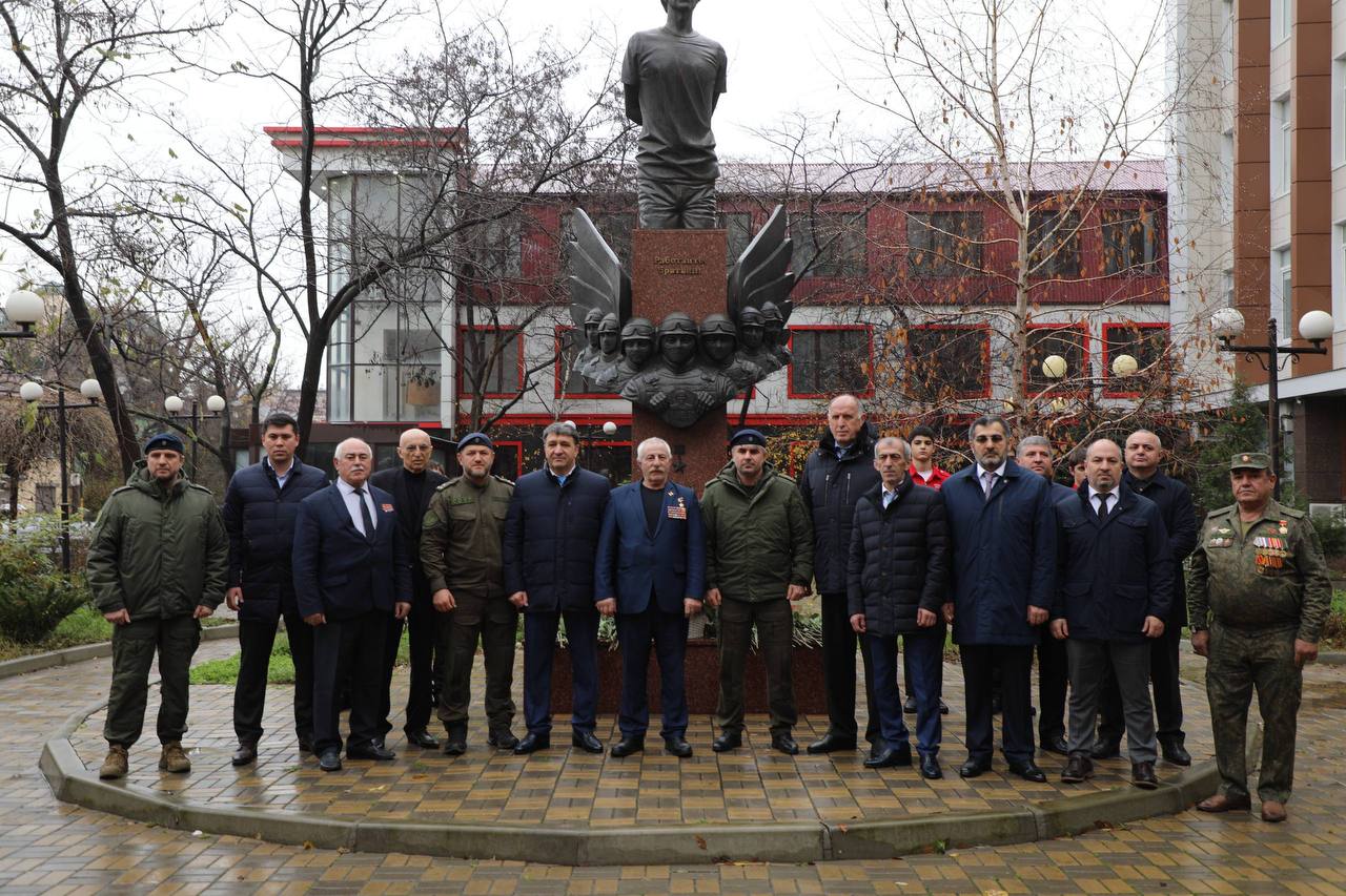 Абдулмуслим Абдулмуслимов возложил цветы к памятнику Героя России Магомеда Нурбагандова
