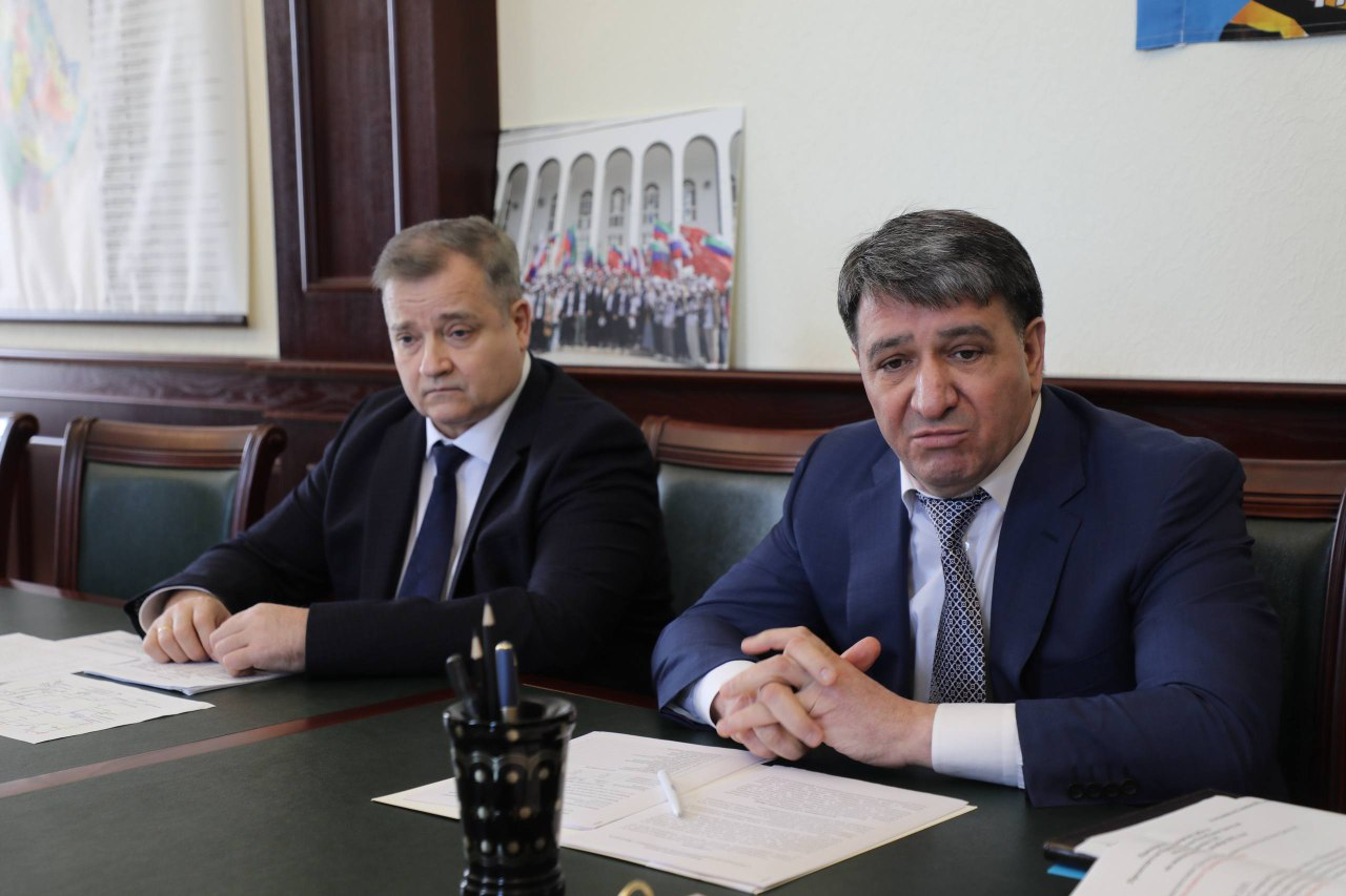 Абдулмуслим Абдулмуслимов встретился с руководством ресурсоснабжающих компаний