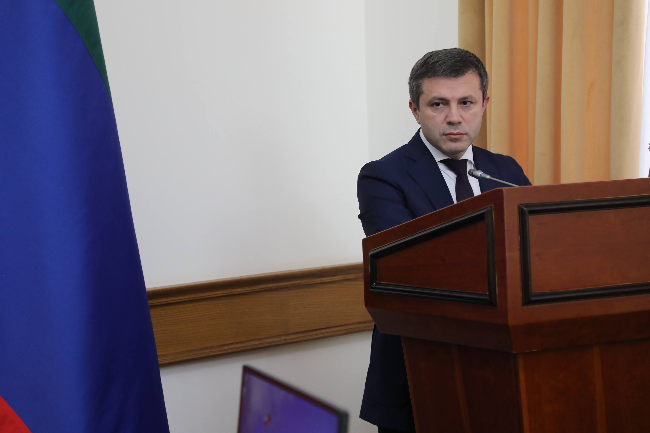 Премьер Дагестана поручил активизировать развитие системы безналичных платежей на объектах торговли и общепита