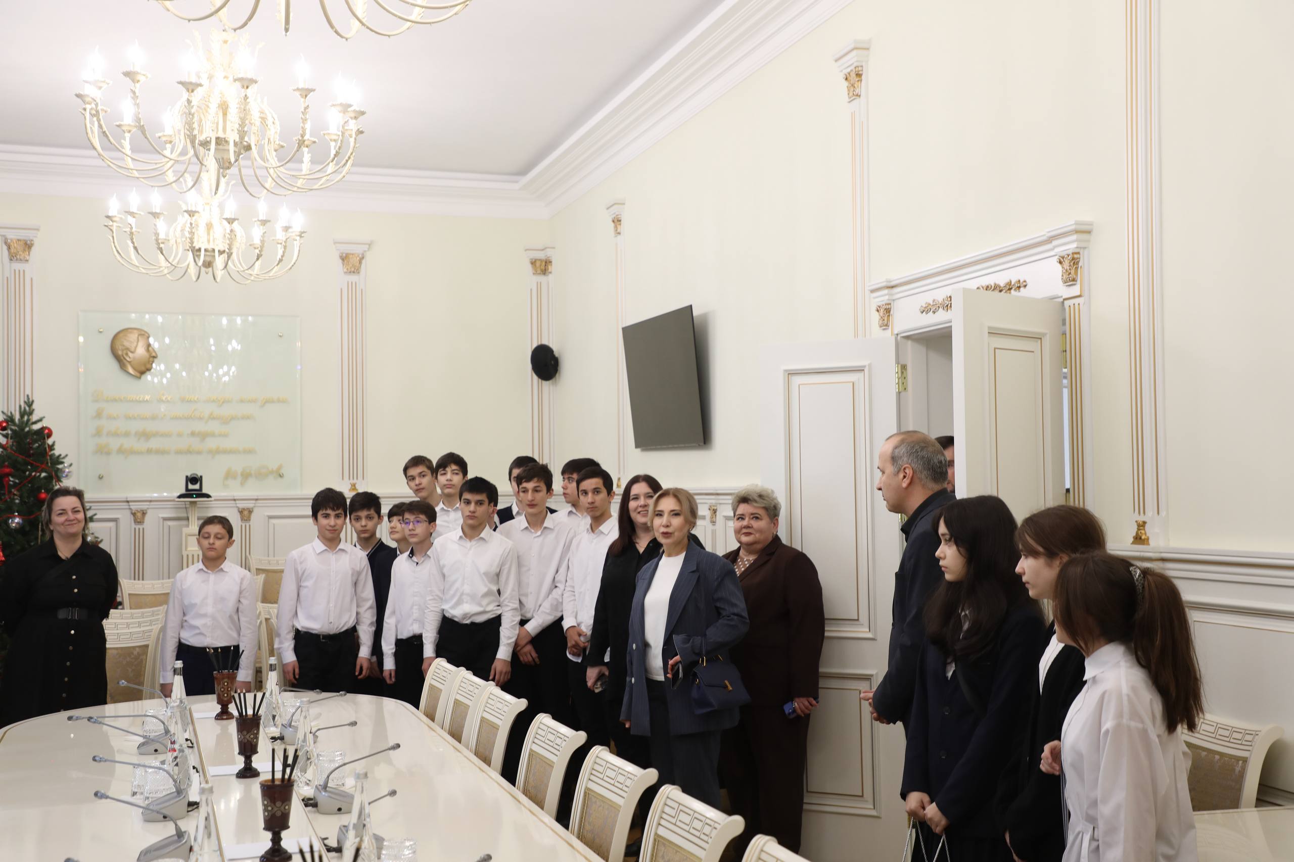 Экскурсию по Дому Правительства провели для школьников Махачкалы